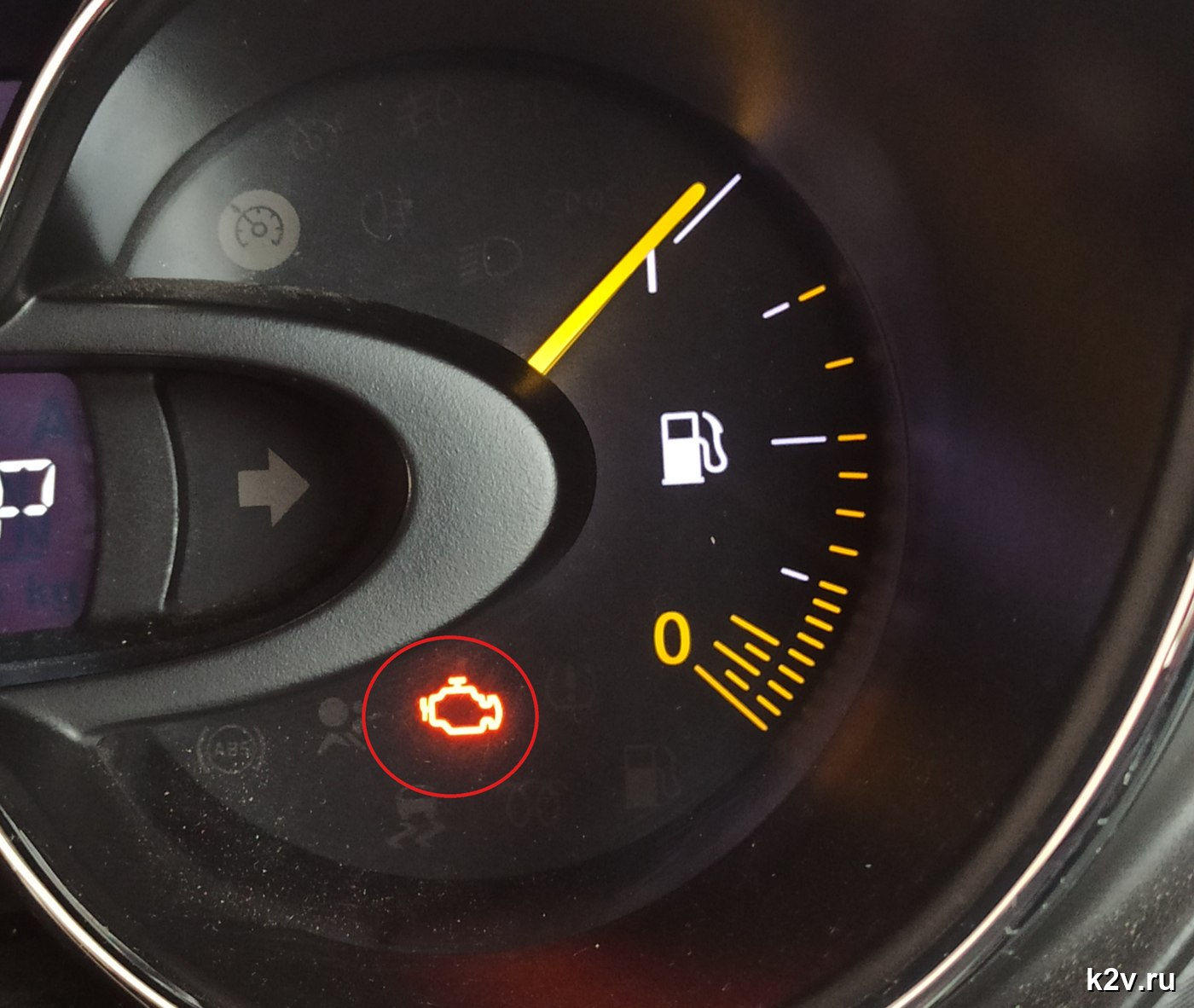 Горящий жёлтый значок двигателя на приборной панели Renault