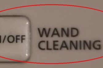 Кнопка ON/OFF с надписью WAND CLEANING на панели умного унитаза