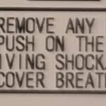 Надписи DO NOT PUSH ON THE TOP COVER и AVOID GIVING SHOCK на жёстком диске