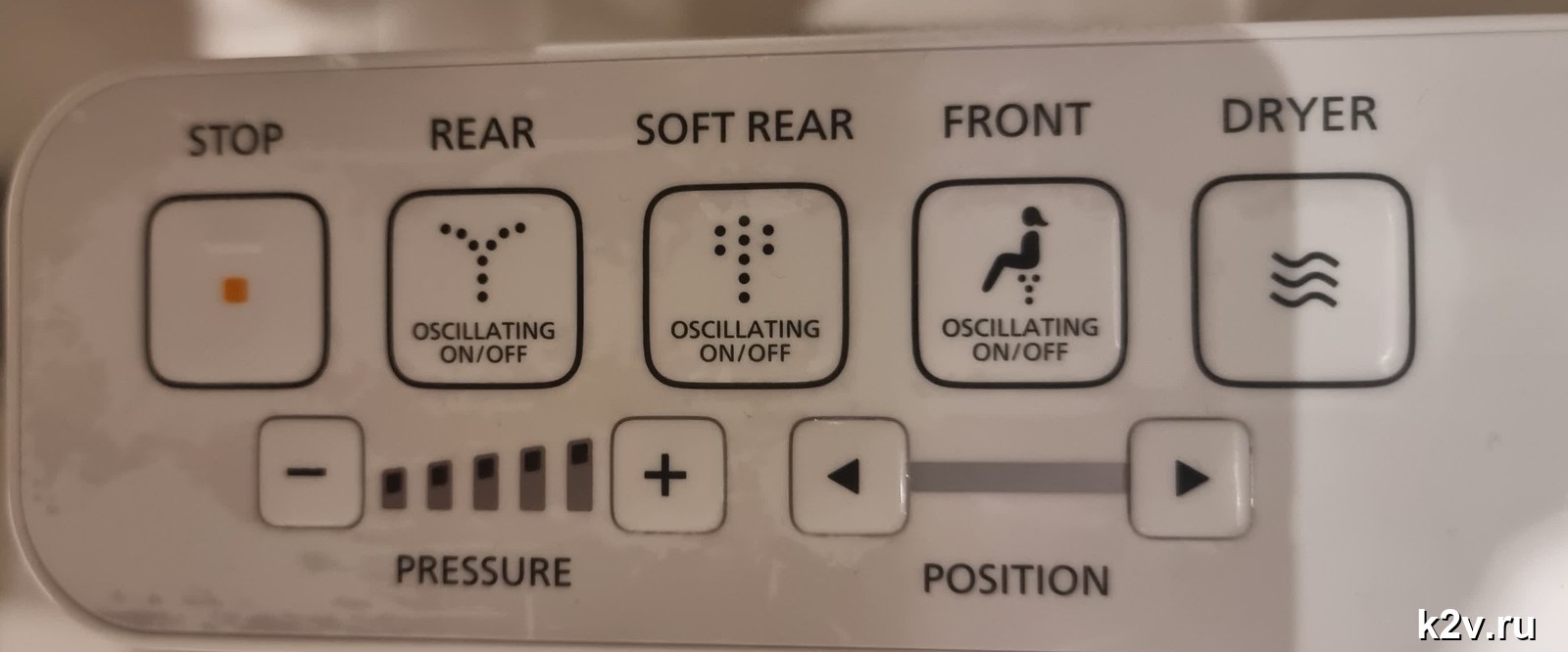 Панель управления умного унитаза с кнопками STOP, REAR, SOFT REAR, FRONT и DRYER