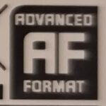 Чёрный квадрат с буквами AF и надписью ADVANCED FORMAT