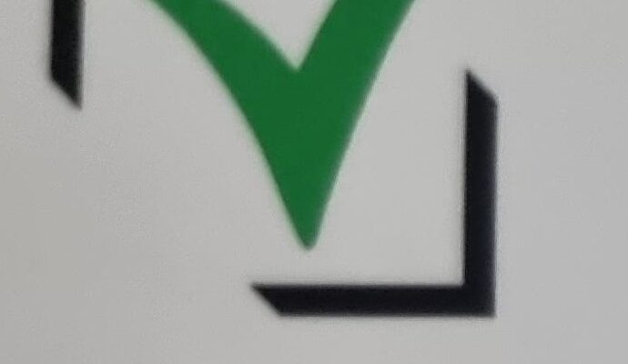 Зелёная галочка в уголках с надписью COMPLIANT