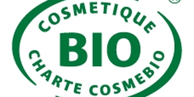 Знак на упаковке: зелёный овал с надписью COSMETIQUE BIO, CHARTE COSMEBIO