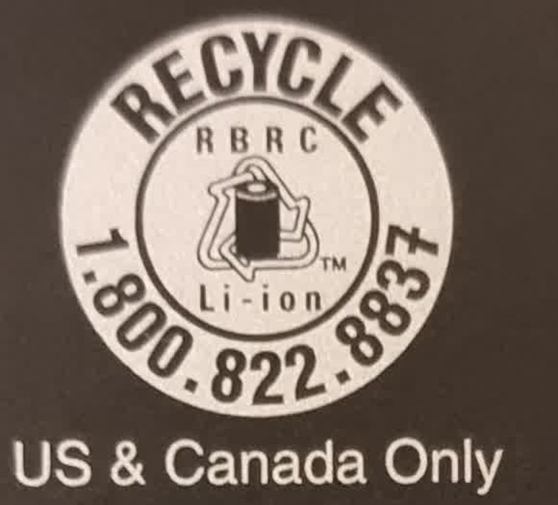 Круглый значок RECYCLE с буквами RBRC, Li-ion и телефоном на аккумуляторе