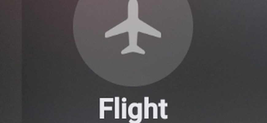 Значок самолёта с подписью Flight mode в шторке быстрых настроек