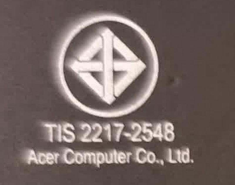 Круглый тайский знак TISI и надпись TIS 2217-2548 на аккумуляторе ноутбука