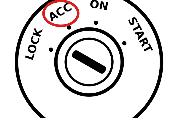 Замок зажигания с надписями LOCK, ACC, ON и START, положение ACC обведено красным